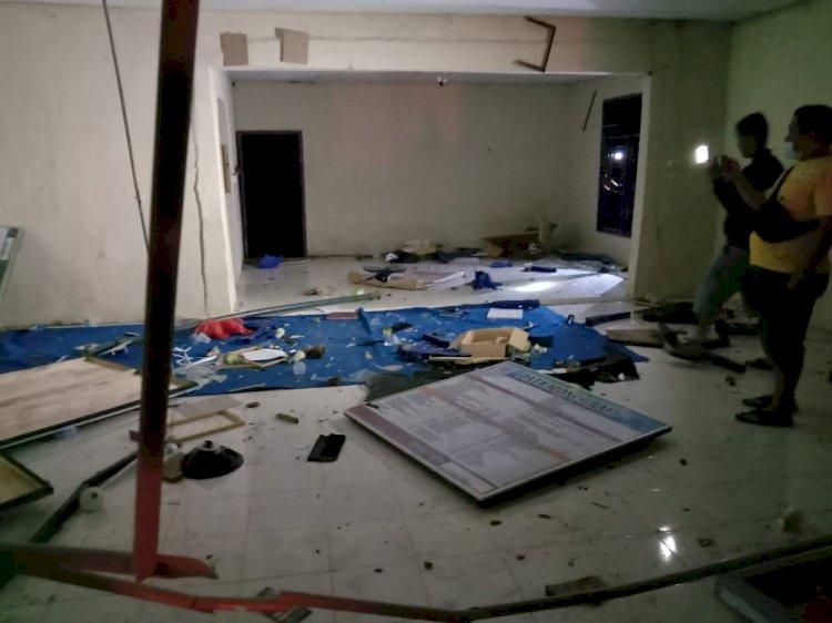 Aksi Massa Selain Bakar Posko Covid-19, Juga Hancurkan Kantor Desa