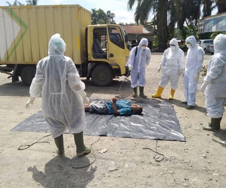 Heboh, Meninggal di Dalam Mobil, Pria Asal Banten Dievakuasi Tim Medis Tanjab Barat Gunakan APD Lengkap