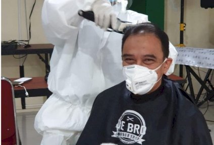 Dokter IDI Makassar Gelar Cukur dengan Protokol COVID-19