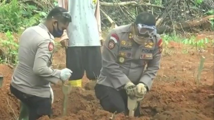 Viral Aksi Perwira Menengah Polisi Gali Kuburan Pasien COVID-19 yang Meninggal Dunia