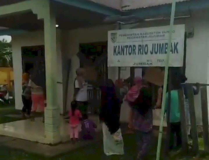 Jelang Lebaran, Emak-emak Desa Jumbak Bungo-Jambi Segel Kantor Desa, Diduga Terkait BLT Desa