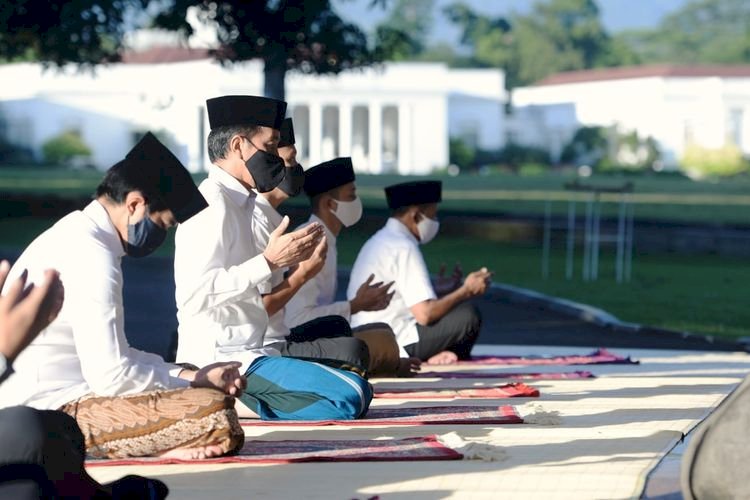 Bareng Iriana dan Kaesang Pangarep, Jokowi Shalat Id Fitri di Halaman Istana Bogor