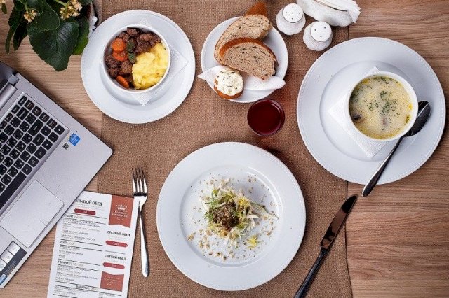 Waktu Makan kembali Normal, Perbanyak Asupan saat Santap Siang