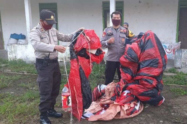 Bahayakan Penerbangan, Petugas Sita 7 Balon Udara Siap Terbang di Wonosobo