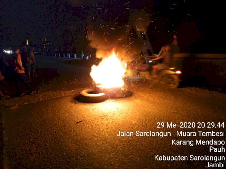 Breaking News!!! Satu Warganya Ditembak, Ratusan Warga Karmen Sarolangun Blokir Jalan Jambi