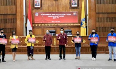 Serahkan BST untuk Mahasiswa yang Orang Tuanya Kena PHK, Gubernur Bali: Pekerja, Dunia Pendidikan Kena Imbas