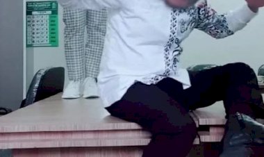 Duh! Kadis Pariwisata Ini Joget TikTok di Meja Kantornya Bersama Perempuan: Disitulah Khilafnya Saya