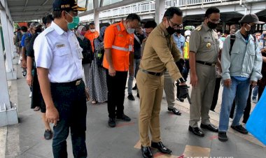 Anies Minta Pengguna KRL Tak Lepas Masker: Jaga Jarak!
