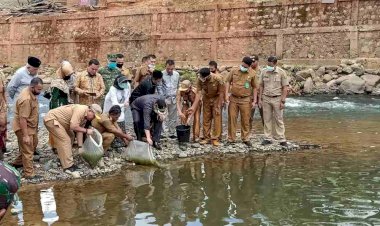 Bupati Bungo Sebarkan Benih Ikan di Dusun Pemunyian
