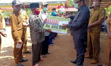 Tanggap Darurat COVID-19, Bupati Mashuri Serahkan Dana BLT Tahap II di Dusun Pemunyian