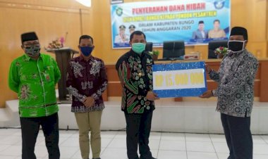 Serahkan Dana Hibah Sebesar Rp15 Juta ke Pesantren, Bupati Mashuri: Semoga Bisa Membantu Saat COVID-19 Ini