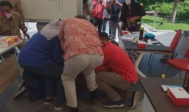 Detik-detik, Wali Kota Risma Berlari dari Bangkunya, Menangis dan Bersujud di Kaki Dokter Penyakit Infeksi: Saya tidak Bisa Bantu ke Sana