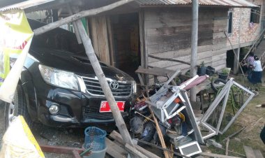 Mobil Plat Merah Ini Tabrak Rumah dan Gerobak Bakso Bakar di Muarojambi