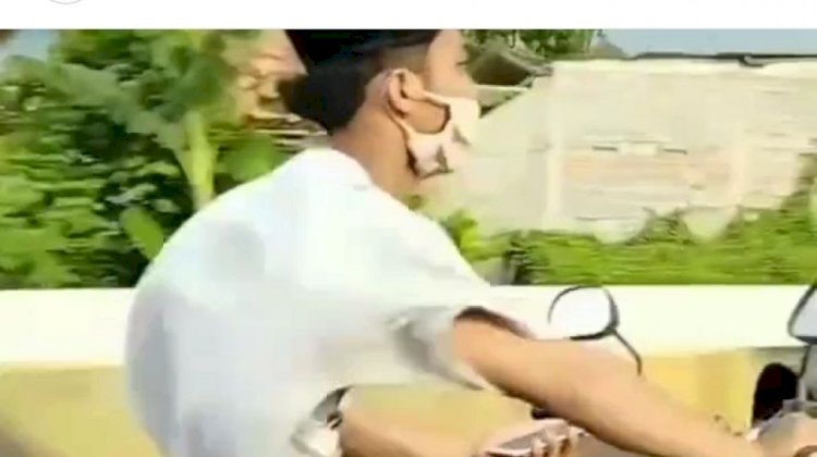 Santuy! Pemuda Bersarung Bawa Motor Masuk Tol, Polisi: Memang Seperti Itu