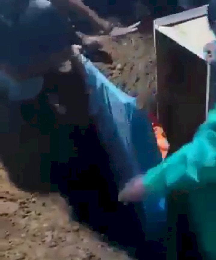 Viral! Video Peti Terjatuh Saat Pemakaman Covid-19: Kurang ajar! Pecak Macak, Pecak Lihai