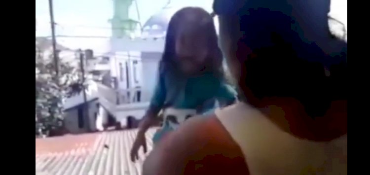 Viral Sang Ibu Suruh Anaknya Ambil Bantal di Atap Rumah, Netizen: Bantal Bisa Beli, Anaknya Jatuh Emang Bisa Dibeli Toko Mainan?