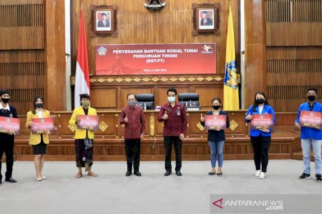 Serahkan BST untuk Mahasiswa yang Orang Tuanya Kena PHK, Gubernur Bali: Pekerja, Dunia Pendidikan Kena Imbas