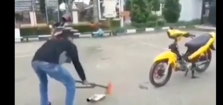 VIRAL! Pemuda Ini Rusak Knalpot Motornya Sendiri, Ternyata...