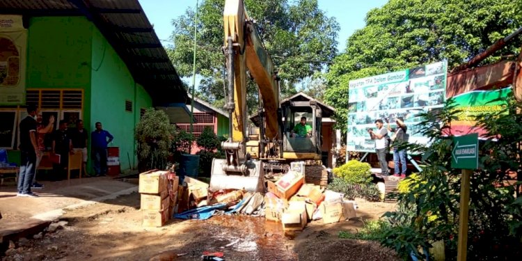 Gunakan Excavator, Kejari Jambi Musnahkan Ribuan Botol Miras
