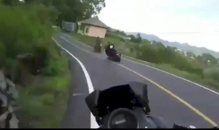 VIRAL! Ngebut di Jalan, Tabrakan Motor NMax dengan Scoopy Ditikungan Hingga Terpental