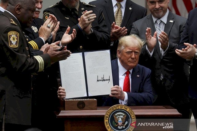 Trump Teken Surat Perintah terkait Reformasi Kepolisian