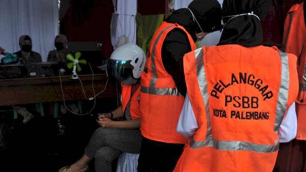 Viral Pelanggar PSBB Jijik Saat Sapu Jalan, Begini Kisahnya