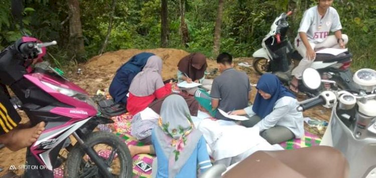 Demi Ujian Online Sekolah, Siswa-siswi di Tanjab Barat Rela Naik ke Bukit Mencari Sinyal