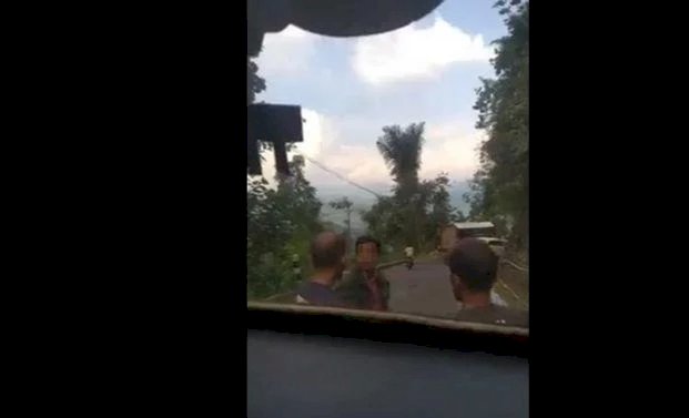 Viral Sopir Mobil Elf Dibacok Sekelompok Pria, Warganet Sebut Kejadian di Garut