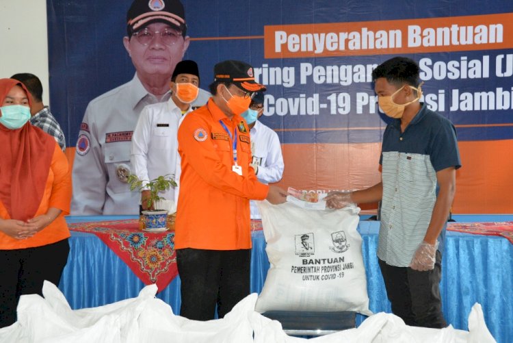 Gubernur Fachrori Salurkan Bantuan JOSS COVID-19 di Tanjab Timur