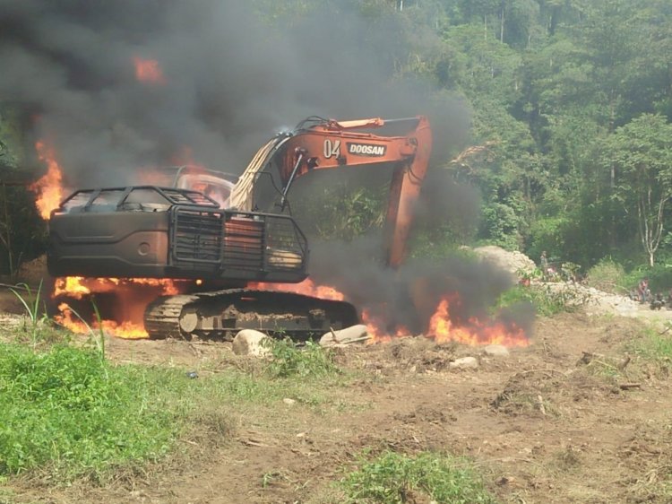 Satu Unit Eskavator Dibakar, Empat Pekerja PETI di Batu Kerbau Diamankan
