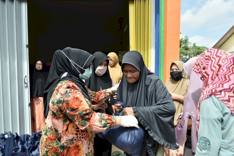 Rahima Salurkan Sembako kepada Masyarakat Terdampak COVID-19 dan Banjir di Sekoja
