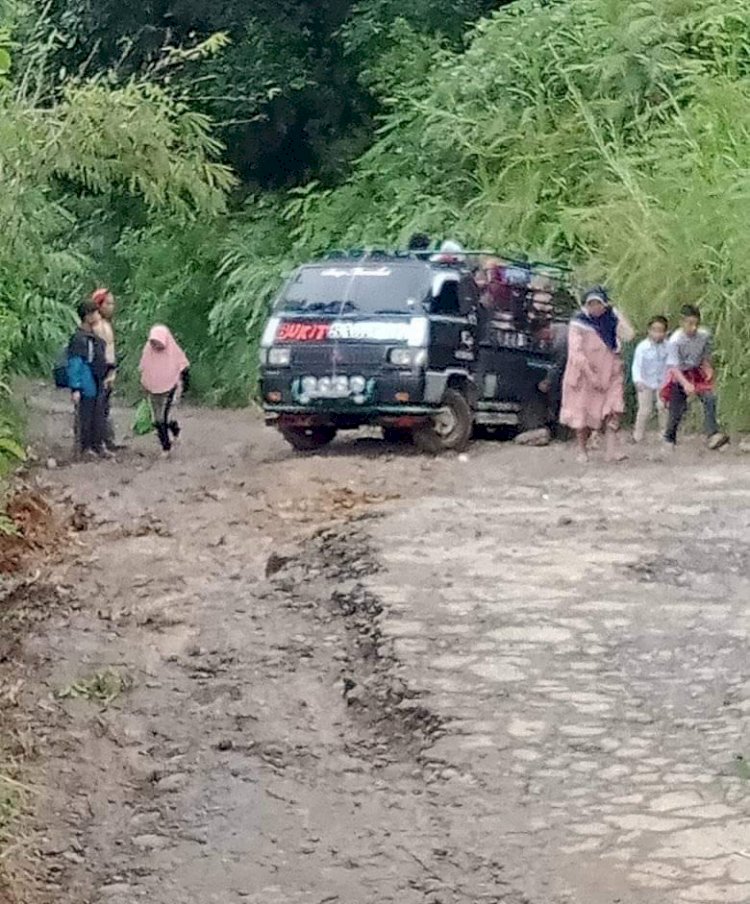 Akses Jalan Masgolempur Kerinci Rusak Parah, Warga: Tolong Kami