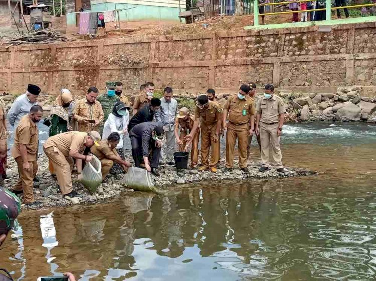 Bupati Bungo Sebarkan Benih Ikan di Dusun Pemunyian