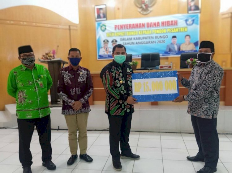 Serahkan Dana Hibah Sebesar Rp15 Juta ke Pesantren, Bupati Mashuri: Semoga Bisa Membantu Saat COVID-19 Ini
