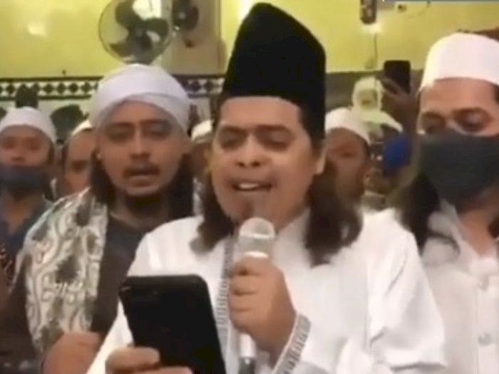 Sejumlah Pria Berjubah Desak Jokowi Mundur Jika Kerjasama dengan Komunis