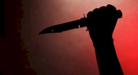 Pria Ini Menolak Masuk Ambulan dan Santai Berjalan dengan Pisau Tertancap di Kepala