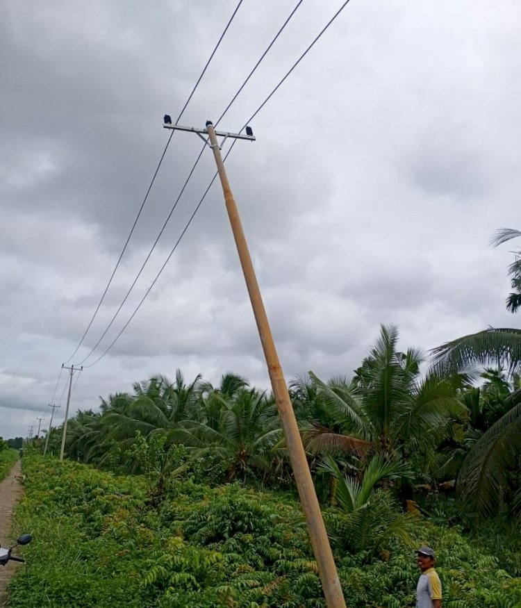Baru Dibangun Provinsi, Tiang Listrik Program Lisdes di Tanjab Barat Sudah Miring