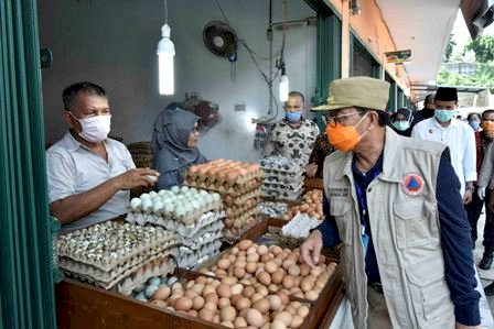 Gubernur Tinjau Ketersediaan Bahan Pokok di Pasar Angsoduo