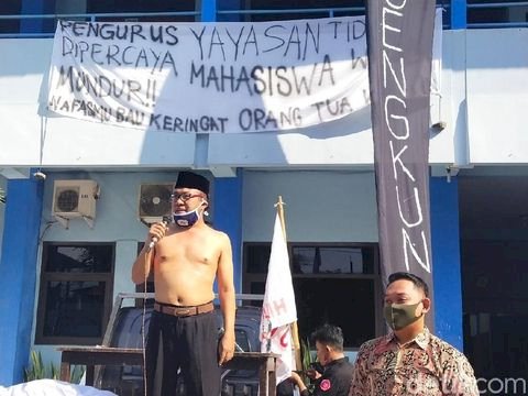 Massa Demo di Kampus Universitas Islam Batik Solo, Rektor Buka Baju: Saya Mundur dari Kampus
