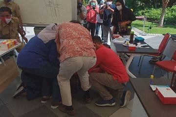 Detik-detik, Wali Kota Risma Berlari dari Bangkunya, Menangis dan Bersujud di Kaki Dokter Penyakit Infeksi: Saya tidak Bisa Bantu ke Sana