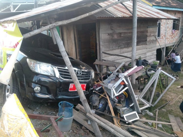Mobil Plat Merah Ini Tabrak Rumah dan Gerobak Bakso Bakar di Muarojambi