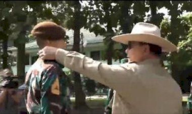 Beredar Video Prabowo Bertemu-Betulkan Kerah Enzo Allie yang Dulu Viral, Begini Ceritanya