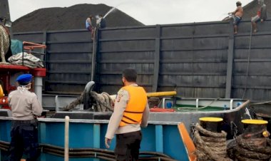 Batu Bara Terbakar Ketika Diangkut Tongkang di Palabuhanratu, Begini Penyebabnya