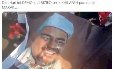 Viral! Video Spanduk Habib Rizieq Kebal Dibakar Pendemo, Kesal Akhirnya Dirobek-robek
