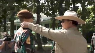 Beredar Video Prabowo Bertemu-Betulkan Kerah Enzo Allie yang Dulu Viral, Begini Ceritanya