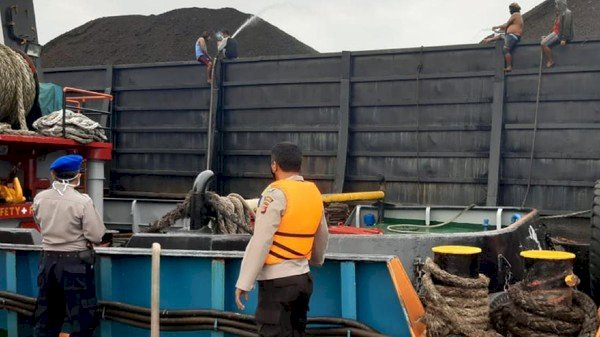 Batu Bara Terbakar Ketika Diangkut Tongkang di Palabuhanratu, Begini Penyebabnya
