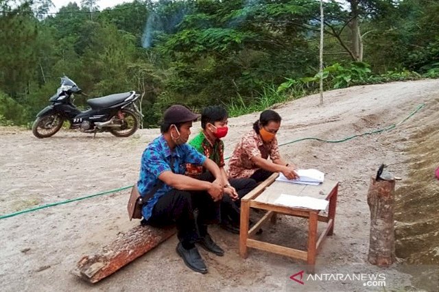 Kisah Jalan Terjal para Pejuang Demokrasi di Desa Terpencil