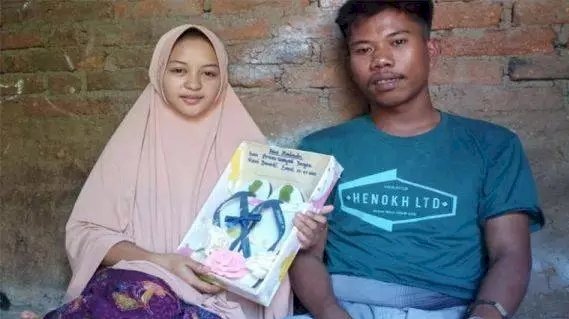 Bikin Iri! Modal Mahar Sandal Jepit, Pemuda Ini Nikahi Wanita Sangat Cantik