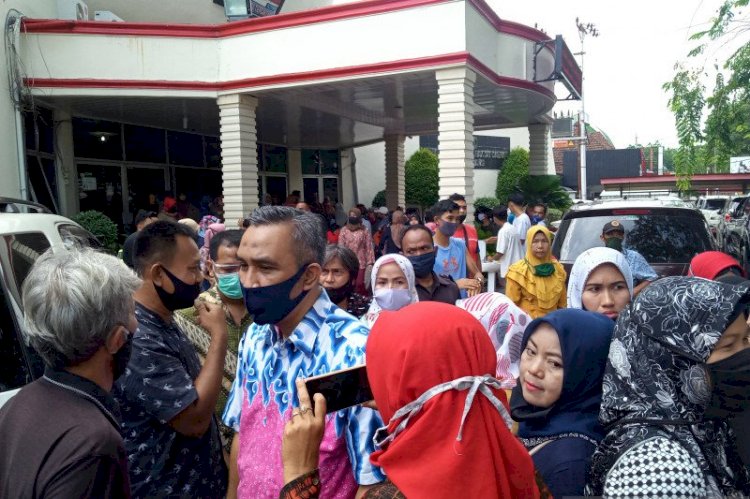 Emak-emak Demo Kantor DPRD Padang, Protes Zonasi Sekolah