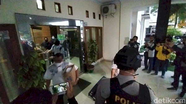 Petugas KPK Sita Koper-Dus Dokumen dari Dinas PU Banjar